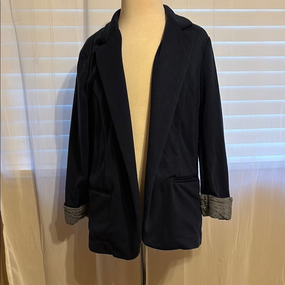 Skies Are Blue Navy and Cream Top